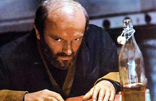 Omero Antonutti in una scena del film Padre Padrone