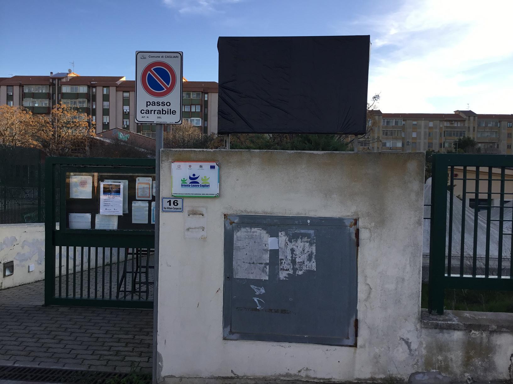 L'ingresso di Area 3 a Mulinu Becciu con l'insegna già coperta