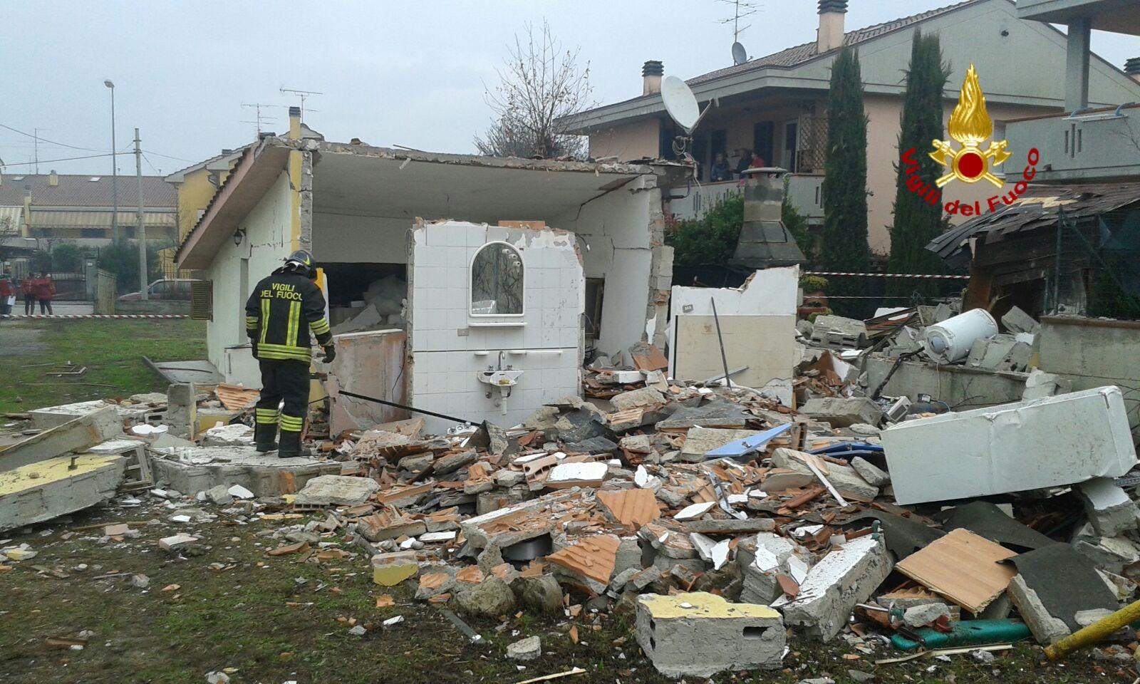 Esplode un'abitazione: nessun ferito. Frantumati i vetri delle case vicine - Video 
