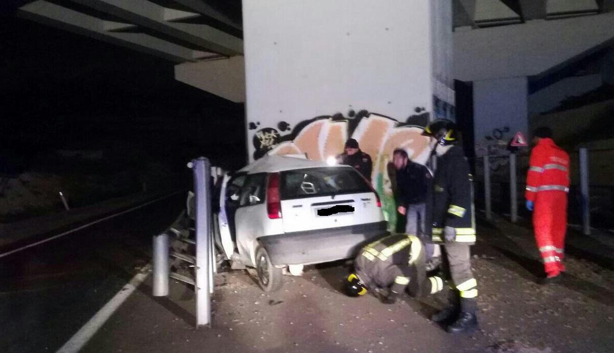 L'auto finita sul pilone della nuova 554