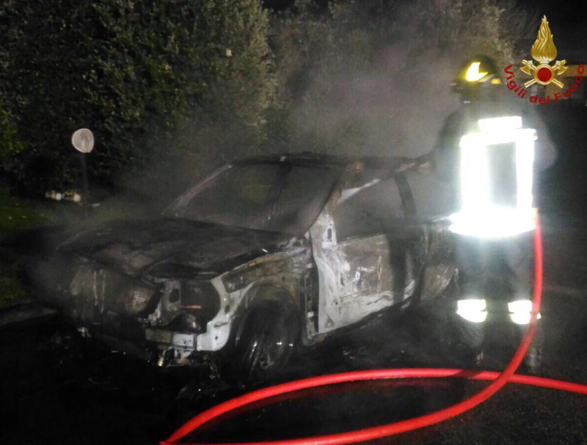Una delle auto distrutte dalle fiamme nella notte