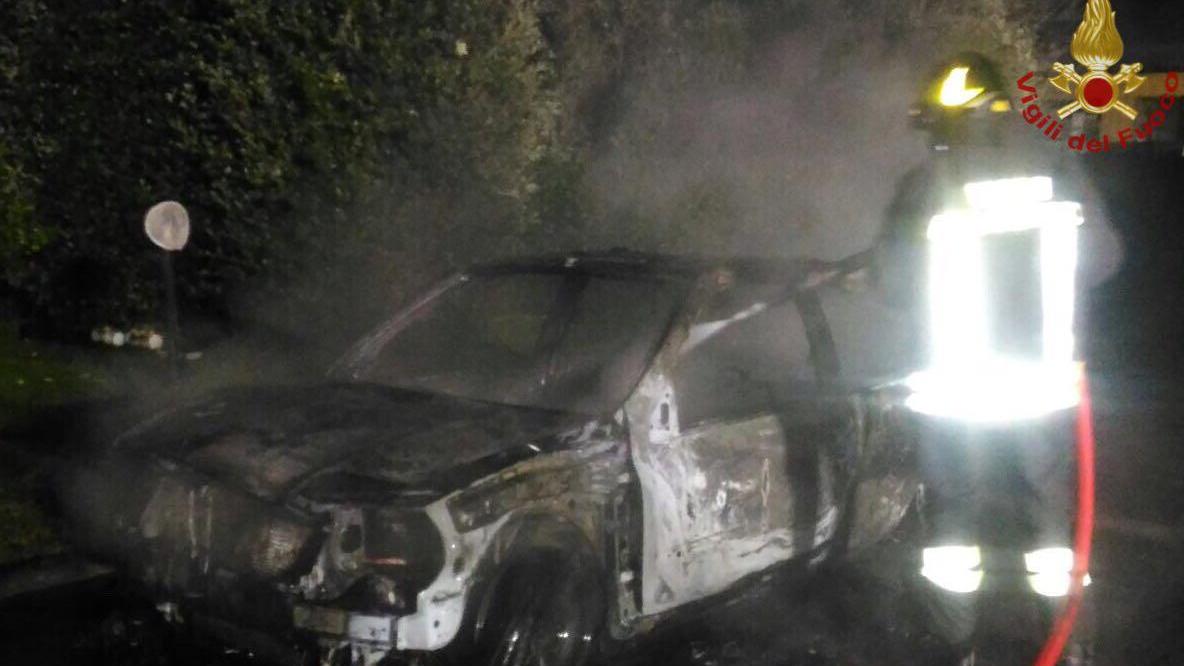 Una delle auto distrutte dalle fiamme nella notte