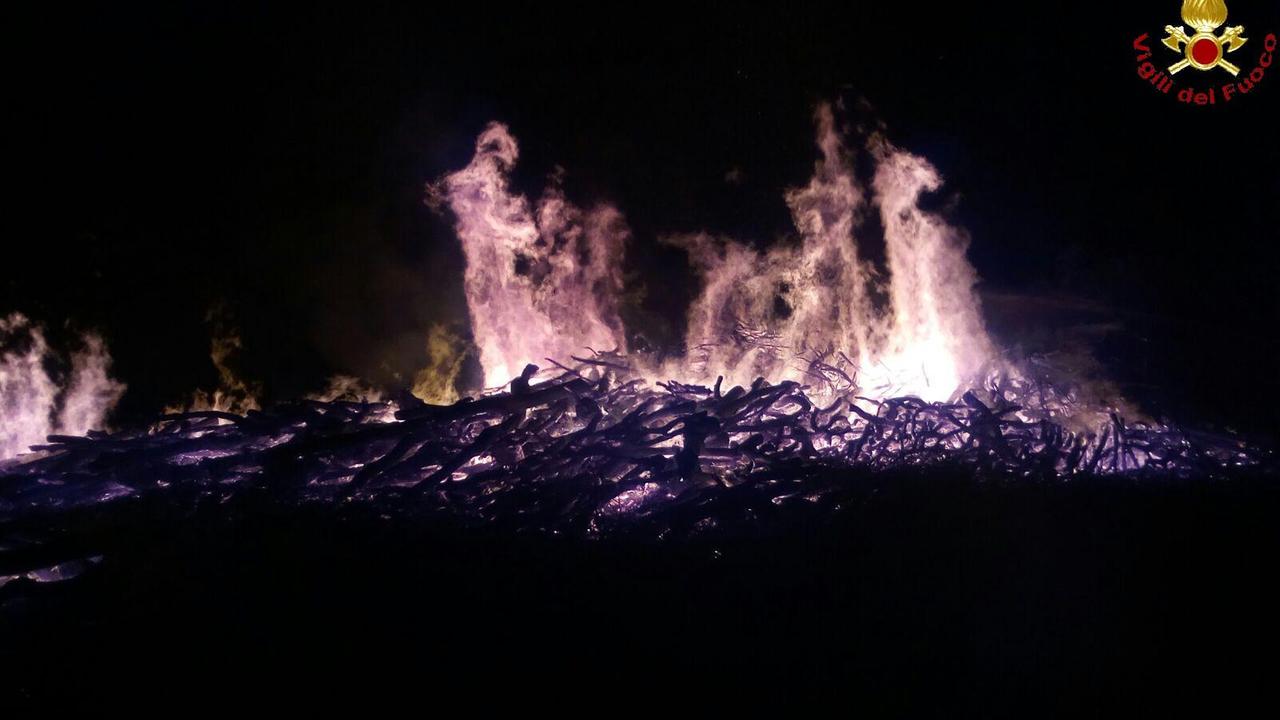 Un'immagine dell'incendio