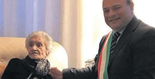 La maestra centenaria con il sindaco di Sassari