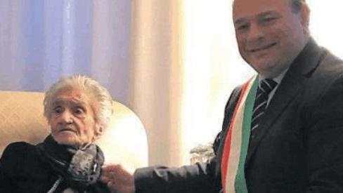 La maestra centenaria con il sindaco di Sassari