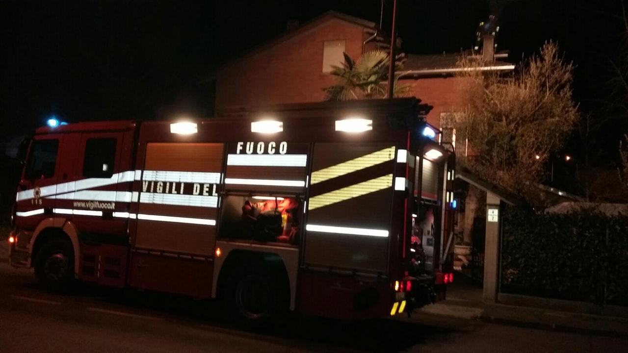 Brucia la canna fumaria, albergo devastato