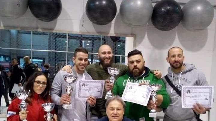 Gli alteti della palestra Vis Maior col maestro Moreno Ceccarelli in ginocchio