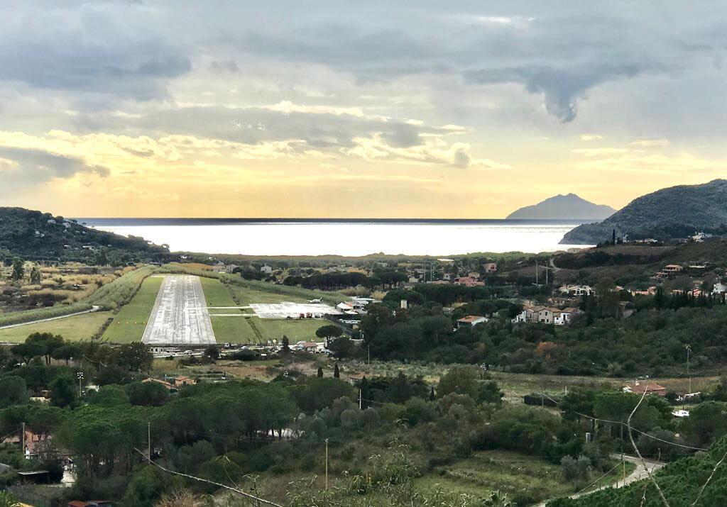 L'aeroporto dell'Elba (foto di Gio' Di Stefano) 