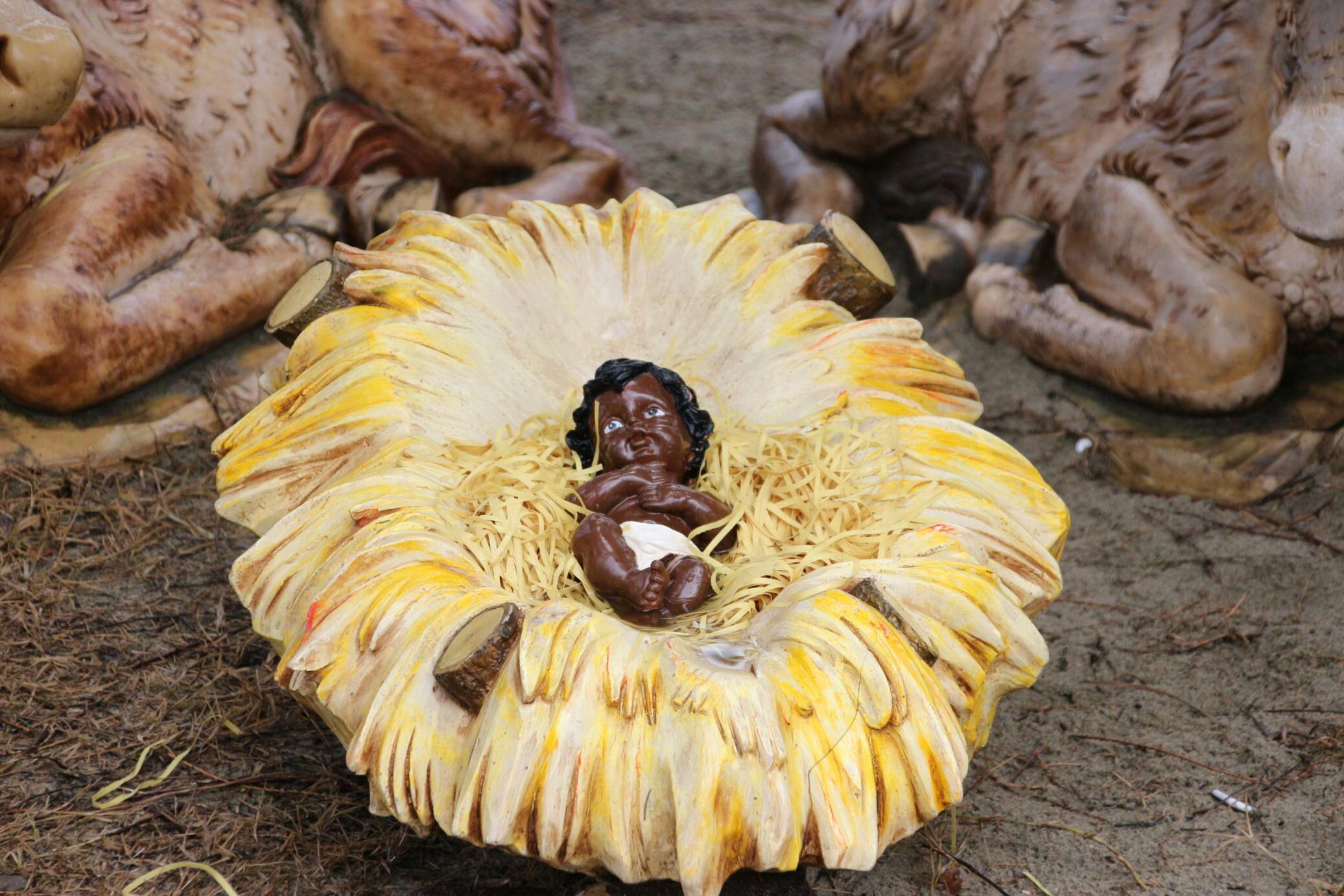 Nel presepe di Viareggio Gesù Bambino è... nero