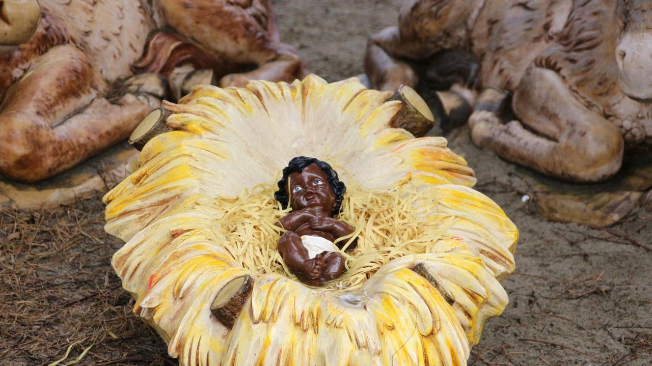 Nel presepe di Viareggio Gesù Bambino è... nero