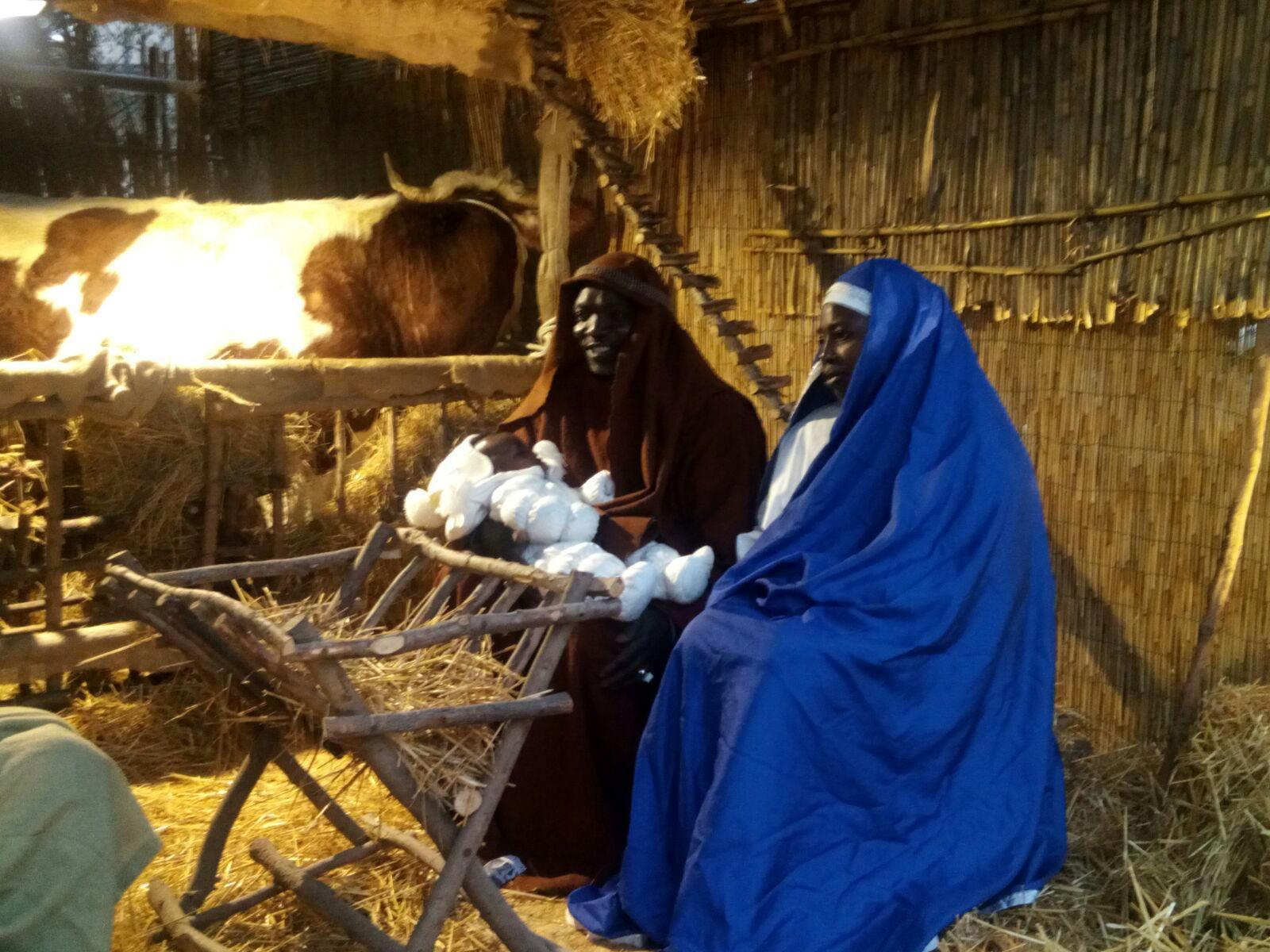 I genitori senegalesi e la loro bimba che hanno interpretato la sacra famiglia