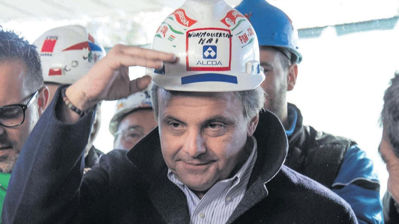 Il ministro Carlo Calenda duranta la visita a Portovesme