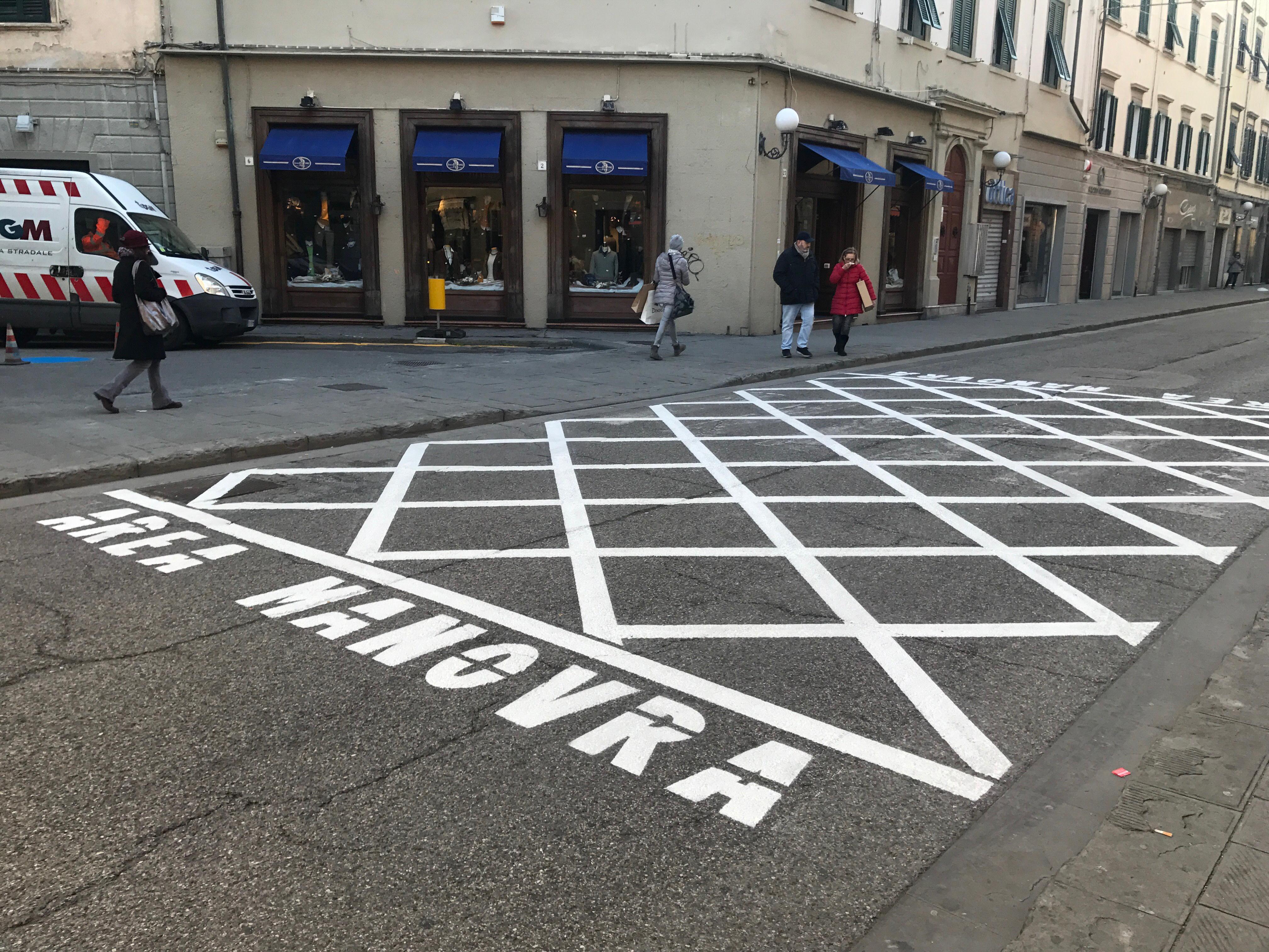 Via Ricasoli, tra scritte giganti e nuova segnaletica per la viabilità d'emergenza