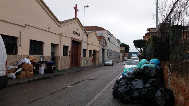 Montagne di rifiuti in via Modena