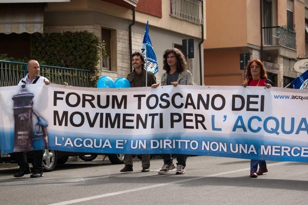 Una manifestazione del Forum toscano dei movimenti per l'acqua