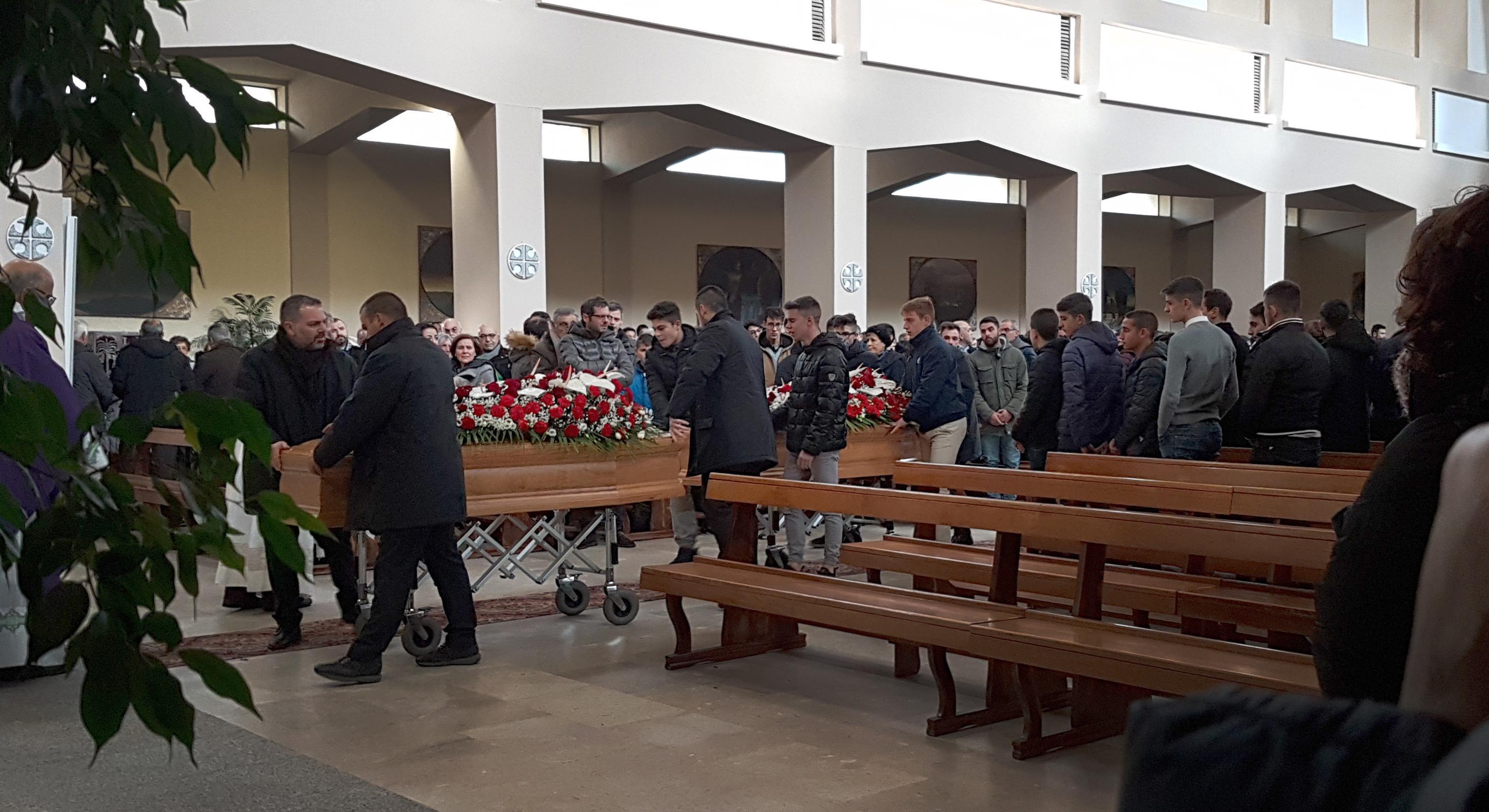 Lutto a Nuoro, l'ultimo saluto ai fratelli Francesco e Matteo Pintor