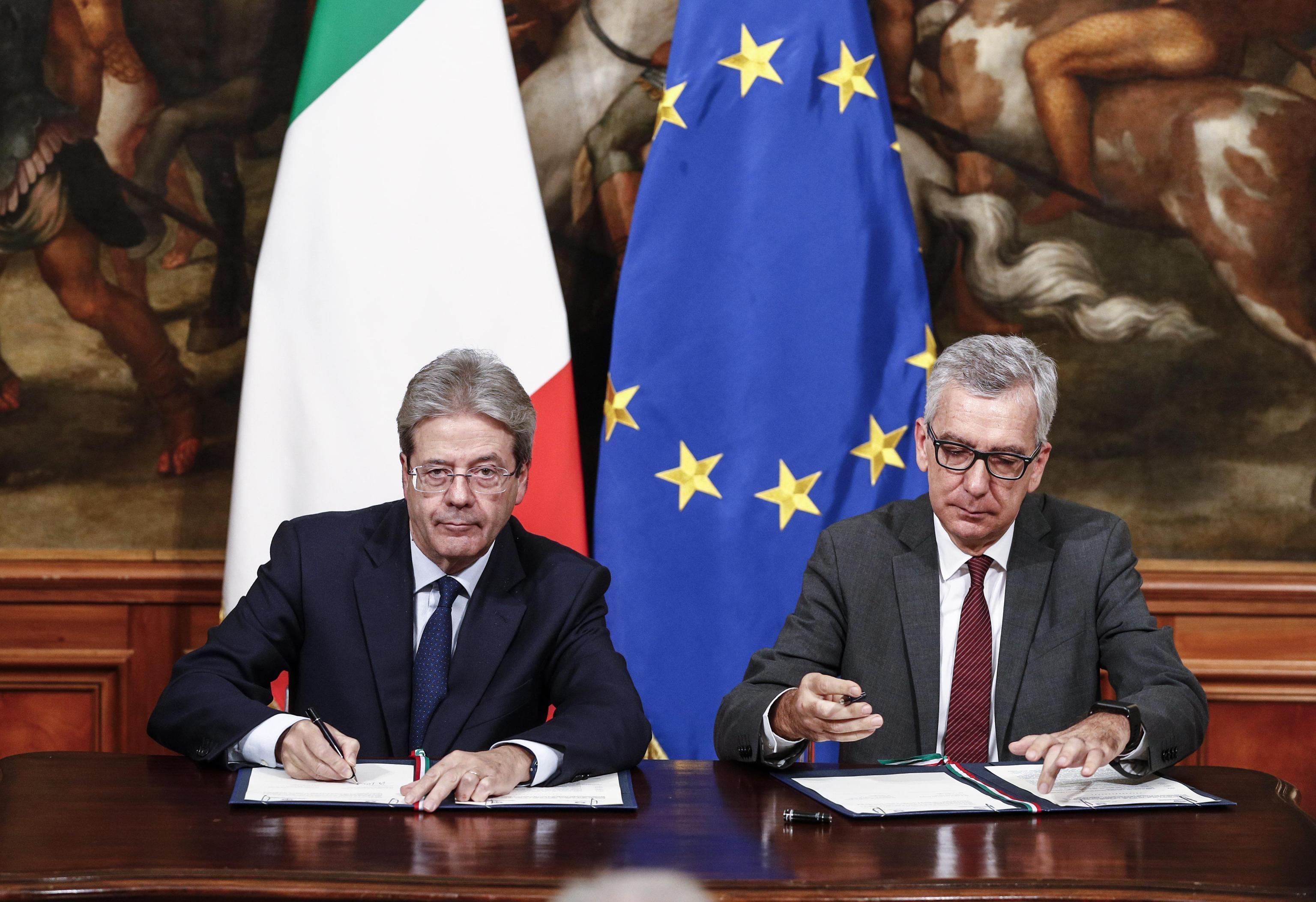 Il governatore Francesco Pigliaru firma l'accordo con il presidente Paolo Gentiloni