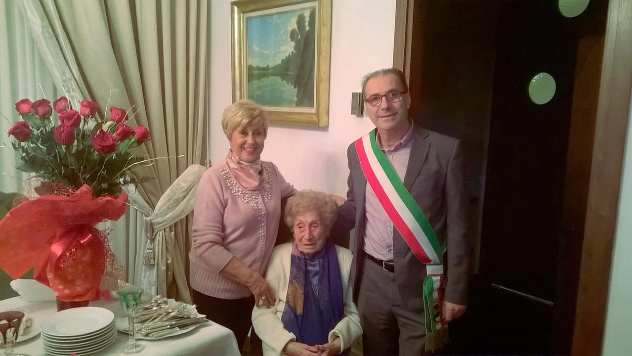 La signora Dina con il sindaco Mazzanti e la figlia Catia Belli
