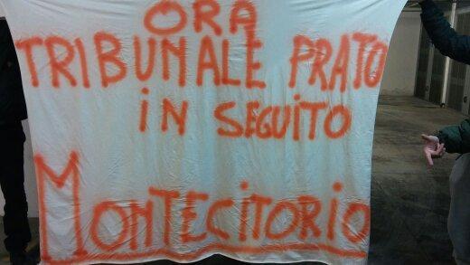 Uno striscione degli ex dipendenti durante la manifestazione davanti al tribunale di Prato