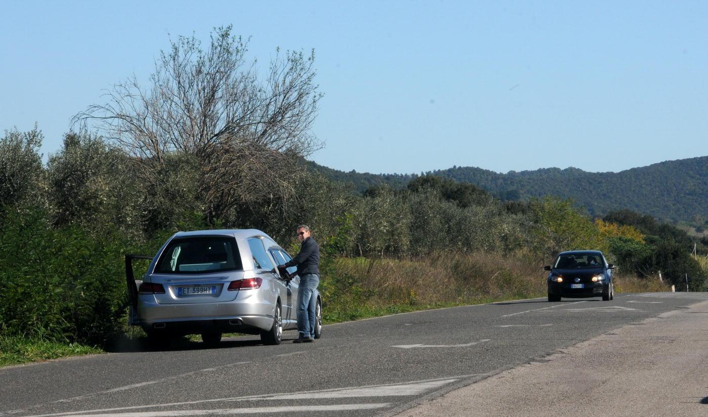 Cinquantanove anni, trovato morto lungo la strada