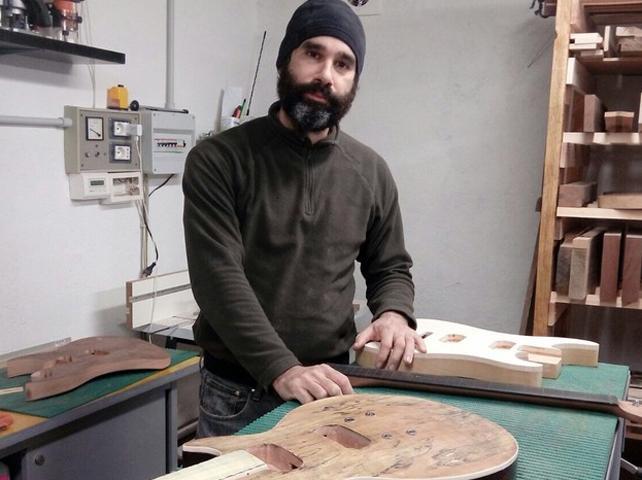 Dal legno grezzo al rock Chitarre made in Sorano 