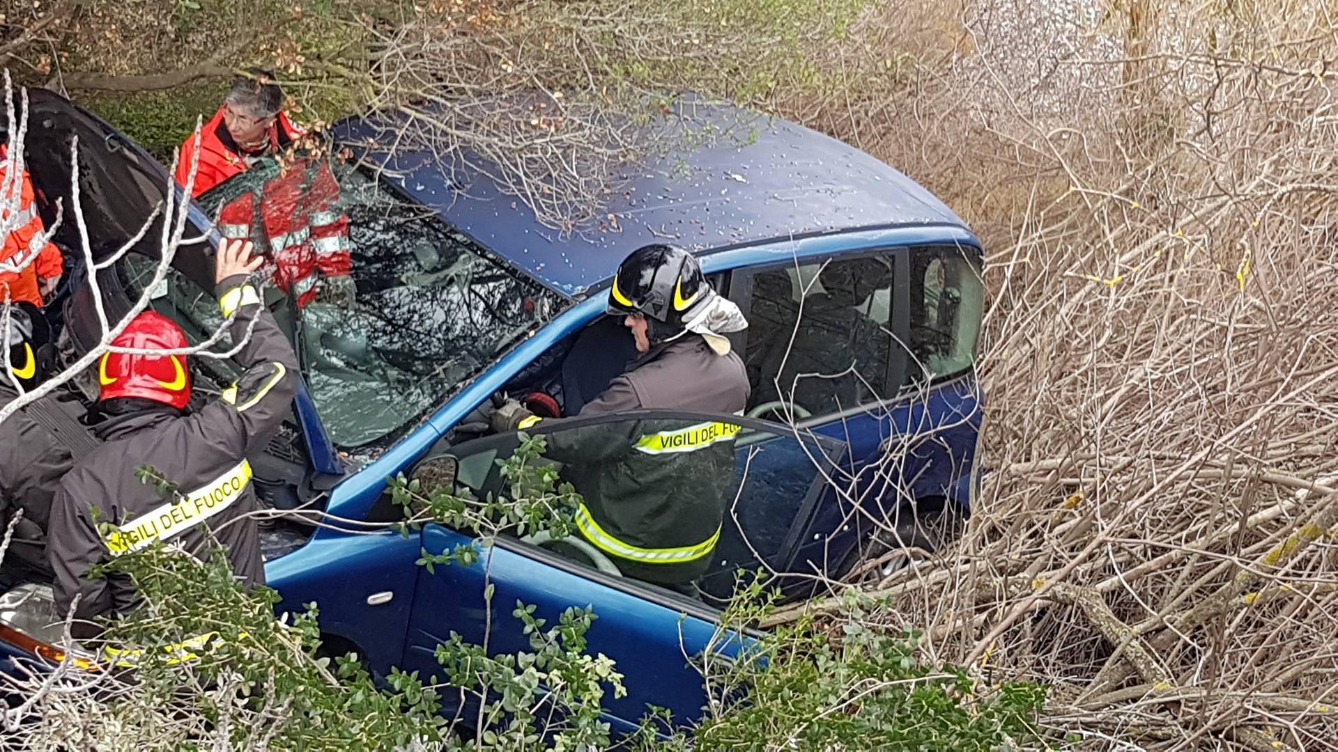 Con l'auto fuori strada, quattro feriti sulla vecchia 125