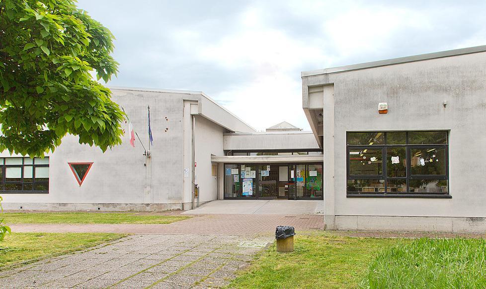 Sant’Ilario, non può pagare la mensa alla figlia: «Mi obbligheranno a cambiarle scuola» 