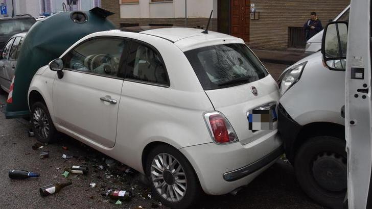 Col furgone piomba sulle auto in sosta e ne danneggia quattro - Foto
