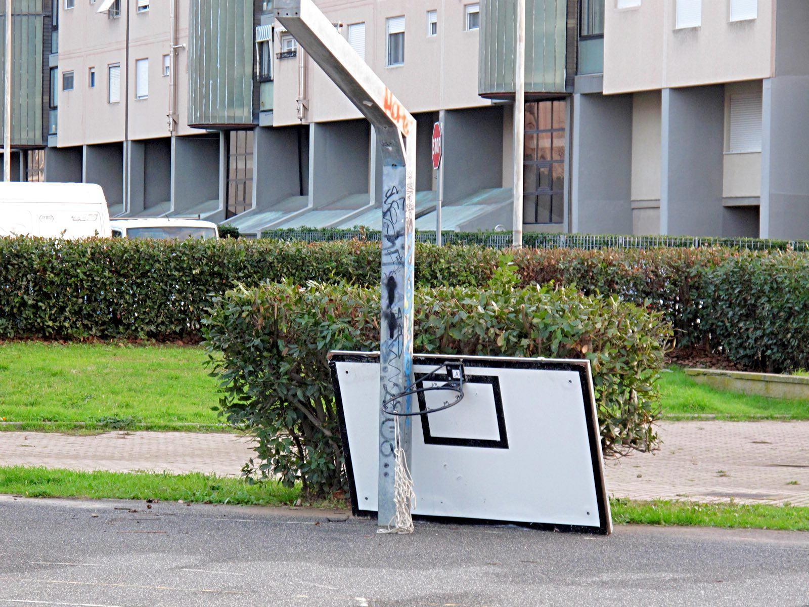 Vandali a Natale alla Leccia: parco giochi ko 
