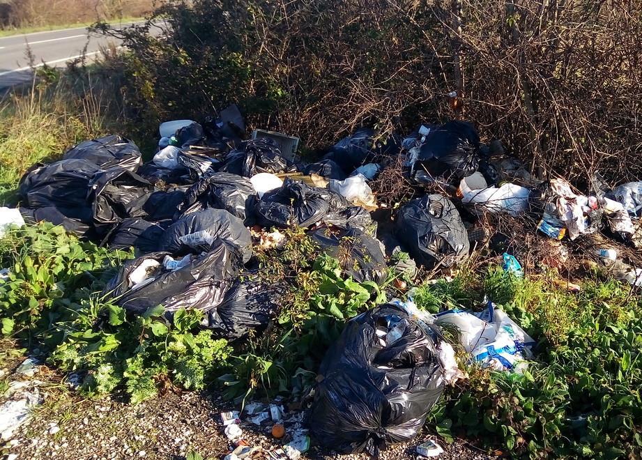 Discarica abusiva lungo la Francesca Bis