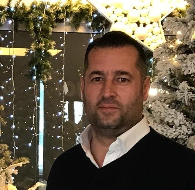 Addobba gli alberi ma è l’unico “ignoto” non individuato