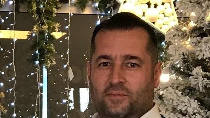 Addobba gli alberi ma è l’unico “ignoto” non individuato
