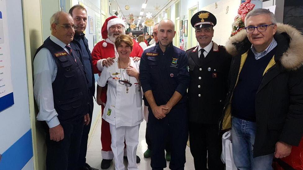 Sorrisi ai bambini della pediatria