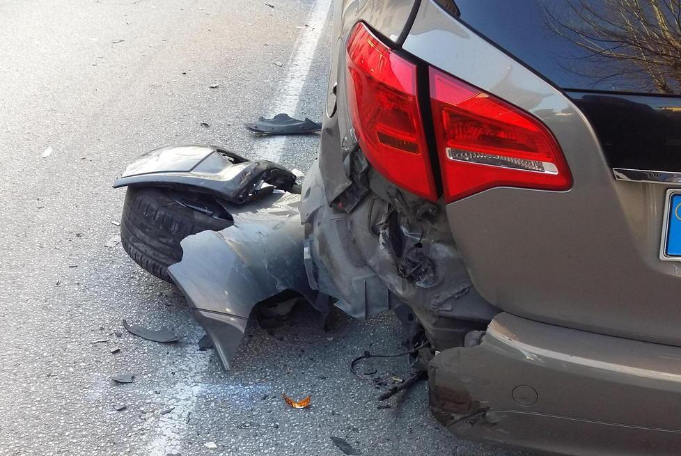 Sperona un’auto e si dà alla fuga