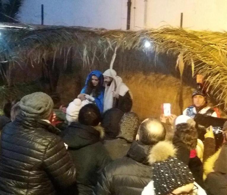 Visitatori a spasso nel borgo per la sacra rappresentazione 