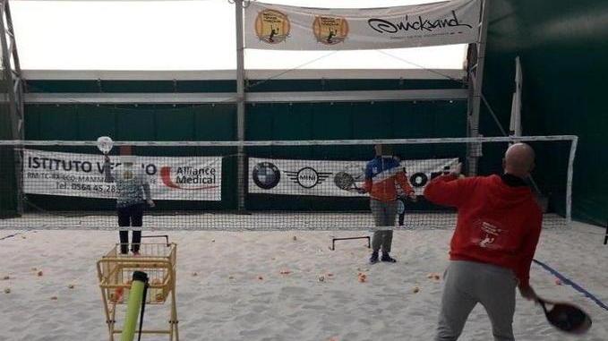 Ragazzi speciali con la racchetta in mano