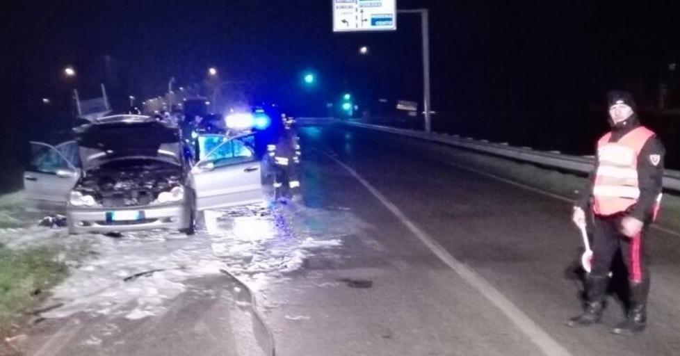 Va a fuoco il motore di una Mercedes
