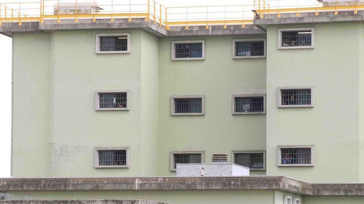 Messa in carcere col vescovo e il saluto a don Antonio