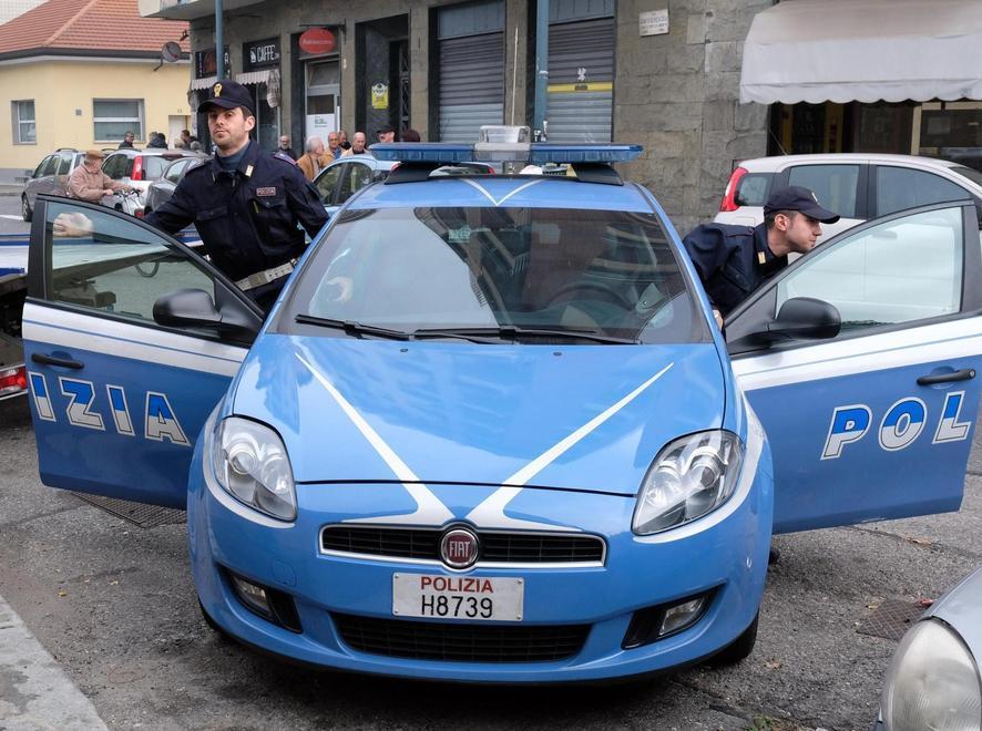 Ruba e scappa con 4 pantaloni addosso 