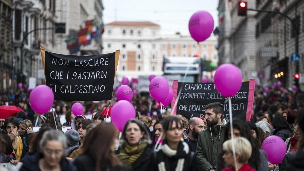 Donne vittime di violenza in Sardegna, un reddito per renderle libere 