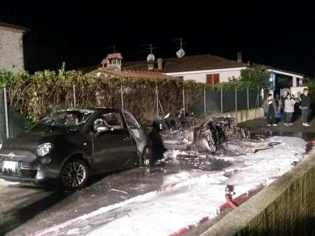 In fiamme due auto nella notte a Capezzano 
