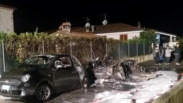 In fiamme due auto nella notte a Capezzano