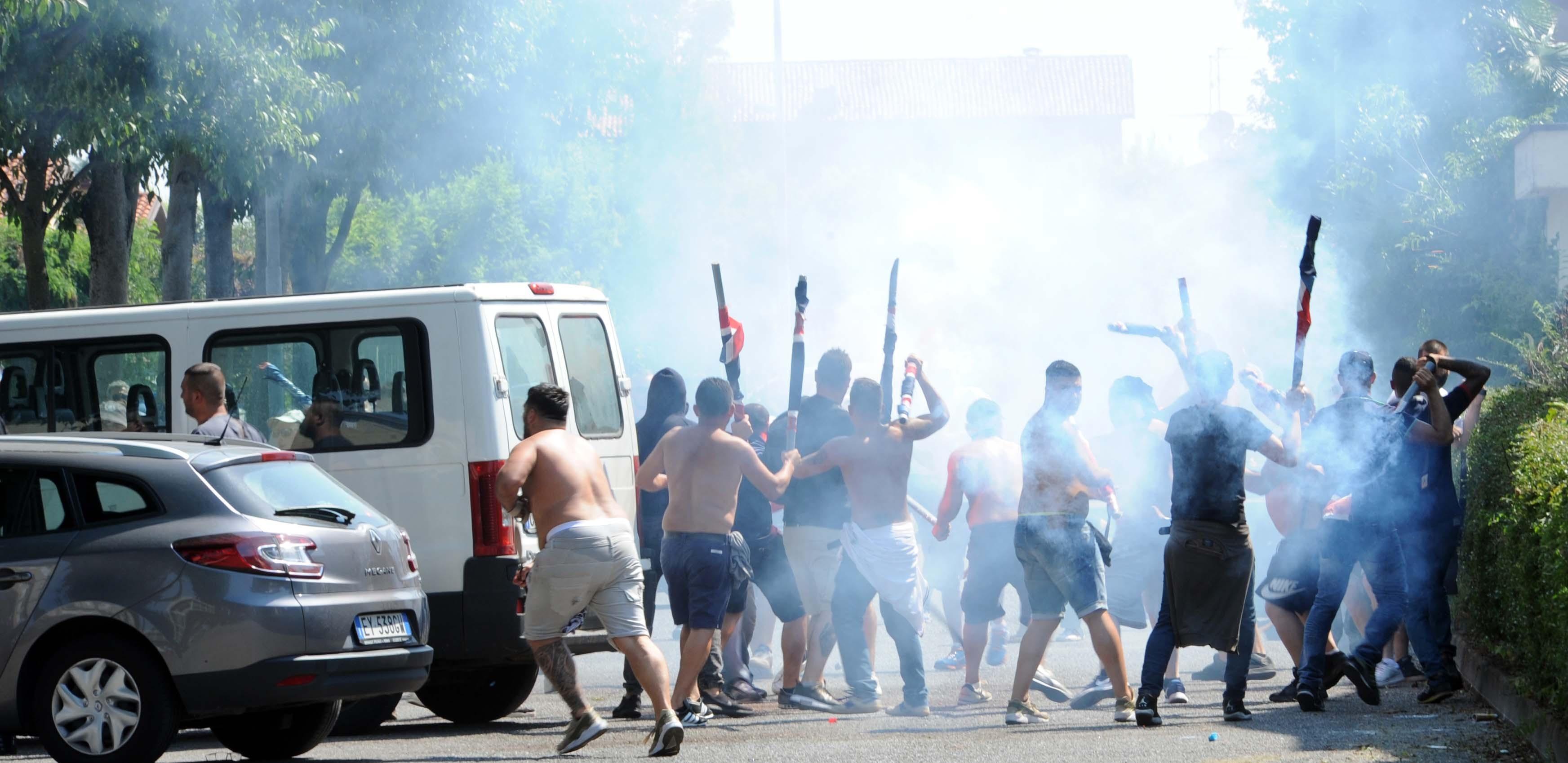 Gli scontri durante la partita Brescia-Cagliari