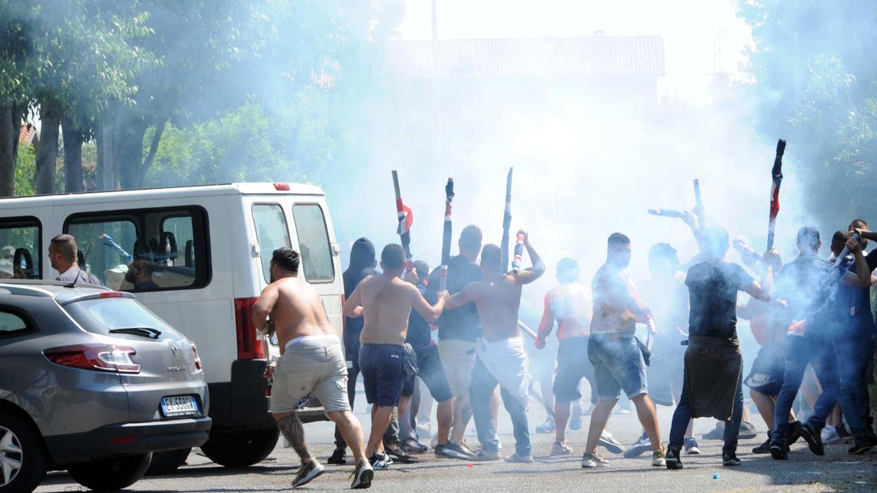 Gli scontri durante la partita Brescia-Cagliari