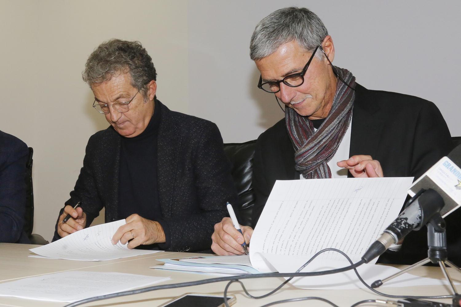 Corrado e Fiorindi alla firma (Muzzi/Teta)