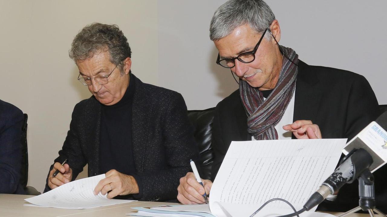 Corrado e Fiorindi alla firma (Muzzi/Teta)