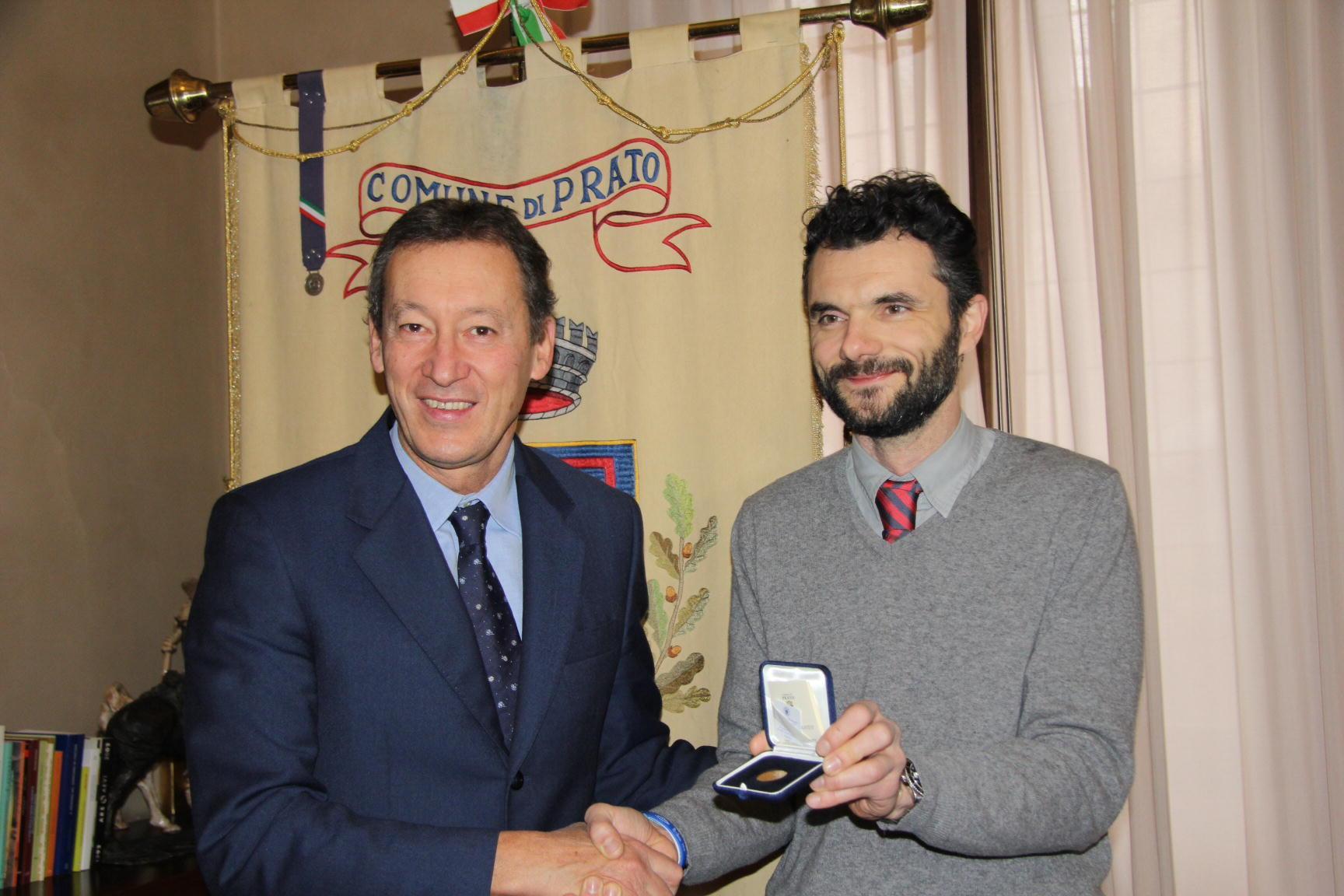 Il questore Paolo Rossi riceve il Gigliato d'oro dal sindaco Matteo Biffoni (foto Batavia)