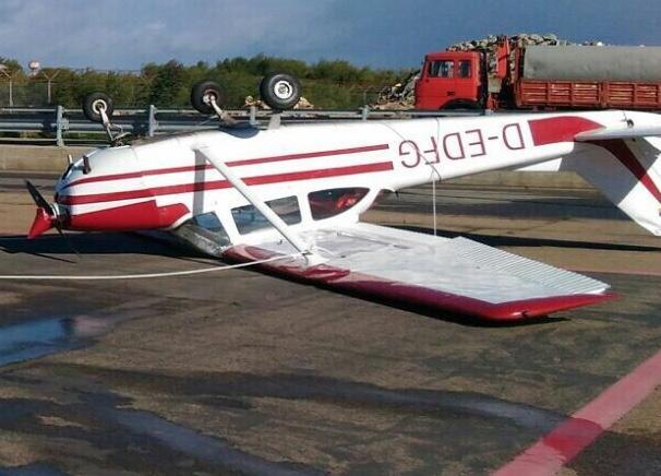 L'aereo rovesciato dal vento (foto Mario Rosas)