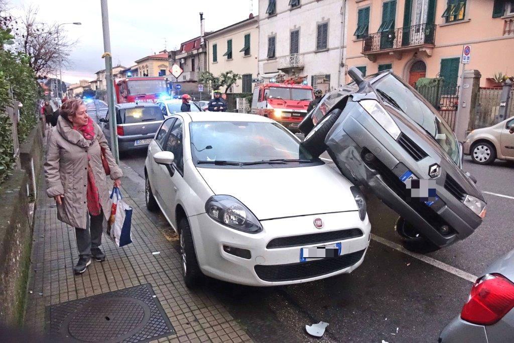 La Megane finita con una ruota sul parabrezza di una Punto parcheggiata (foto Gori)