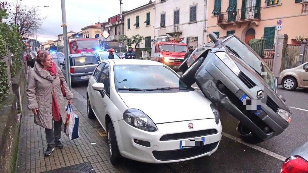 La Megane finita con una ruota sul parabrezza di una Punto parcheggiata (foto Gori)